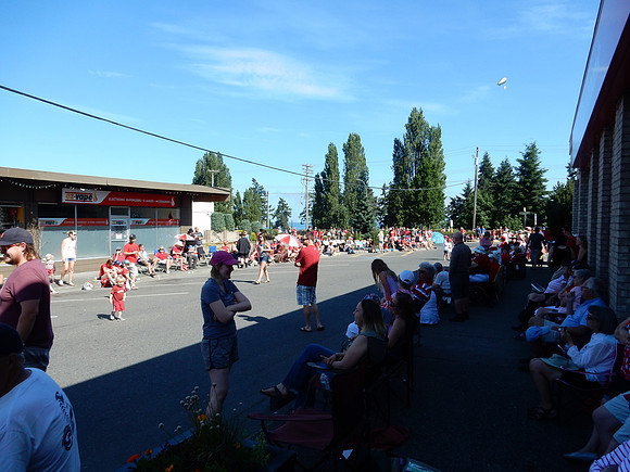 People started turning out around 9:30 for the 10 am start.