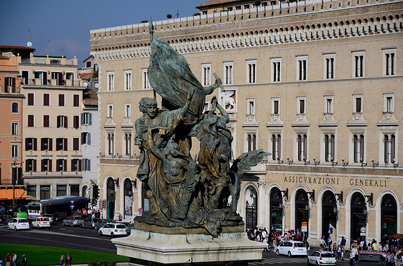 Typical statuary in the Roman piazzas.
