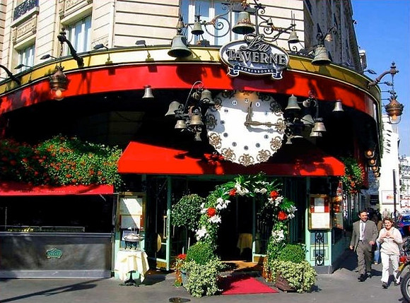 Cafe in downtown Paris