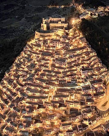 Great pic of a village in Italy